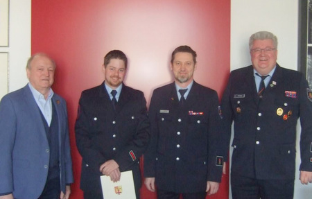 Gratulation zur neuen Aufgabe (von links nach rechts): Landrat Michael Lieber ernannte den neuen stellvertretenden Kreisjugendfeuerwehrwart Daniel Richter im Beisein von Kreisjugendfeuerwehrwart Volker Hain und dessen erstem Stellvertreter Achim Schlosser. (Foto: Kreisjugendfeuerwehr Altenkirchen) 