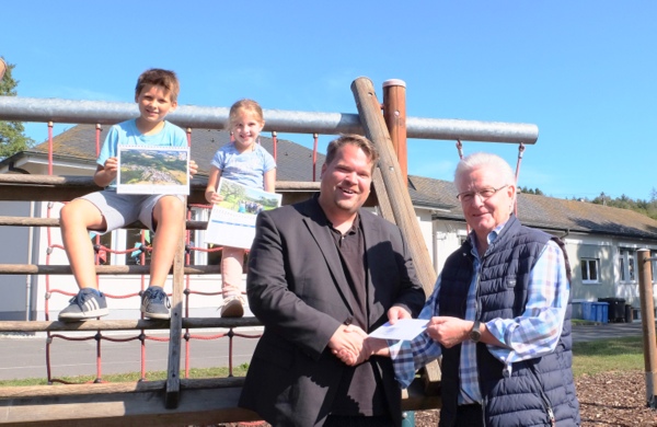 Florian Klsch (links), der Vorsitzende des Frdervereins der ortsansssigen Kindertagessttte Lwenzahn und der Barbara-Grundschule, freut sich ber die Spende des Dorfgemeinschaftsvereins, bergeben von Ernst Dornhoff. (Foto: KathaBe)