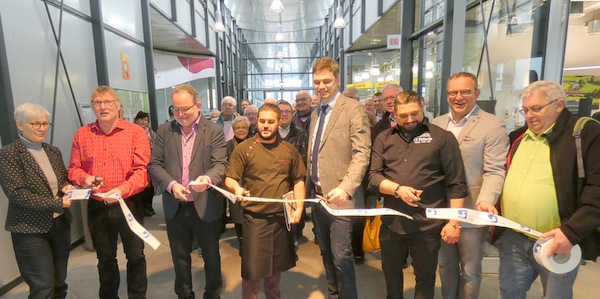 Mit einem symbolischen Banddurchschnitt bergaben die Verantwortlichen die Touristeninformation Wisserland und das Restaurant El Palacio im Regio-Bahnhof Wissen an die Pchter. (Foto: GRI)