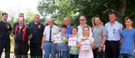 Gemeinsam stellten sich die erfolgreichen Kinder der Flammersfelder Grundschule mit den Akteuren zum Erinnerungsfoto auf. (Foto: Veranstalter)