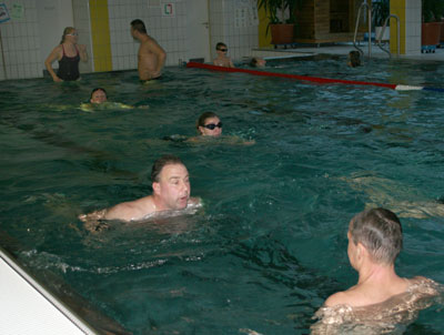 Schwimmkurs fr Erwachsene mit DLRG Trainer Harald Bracht. Fotos: DLRG