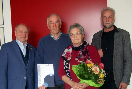 Landrat Michael Lieber (links) und der Leiter der Kreisvolkshochschule Altenkirchen, Bernd Kohnen (rechts) bedankten sich bei Erwin Klbach und verabschiedeten ihn im Beisein seiner Frau Gerlinde als Imkerei-Kursleiter. (Foto: Kreisverwaltung Altenkirchen)
