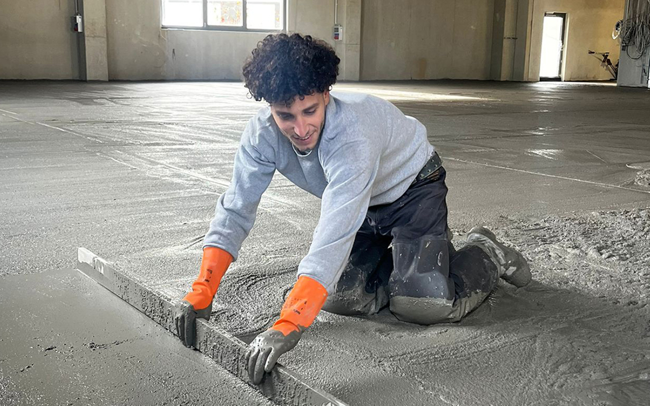 Die Arbeit des Estrichlegers ist krperlich hart und vom Fachwissen herausfordernd, aber Mohamad Nader Salam ist froh, dass er den Beruf entdeckt und erlernt hat. (Foto: Zebo Fubodenbau)