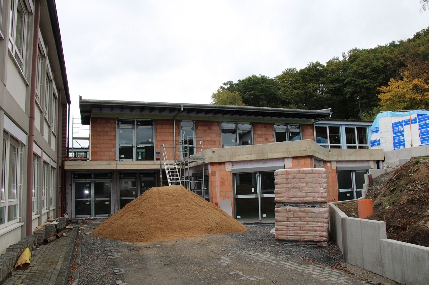 Neue Angebote fr die Kinder erffnet der Anbau fr die Grundschule (links der Bestandsbau) und die Kita (hinten) in Etzbach. Endes des Jahres soll er bezugsfertig sein. (Foto: VG Hamm)