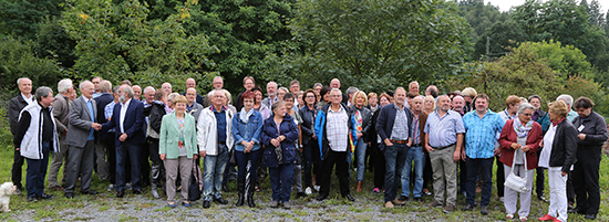 Das Foto zeigt die zahlreich erschienenen Teilnehmer des Treffens der Uni Eupel, mit dabei die beiden ehemaligen Lehrer Edmund Deger und Jrgen Hffner. Foto: pr