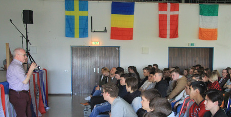 MdL Heijo Hfer (links) hielt an der August-Sander-Schule ein leidenschaftlichen Pldoyer fr Europa. (Foto: Schule)