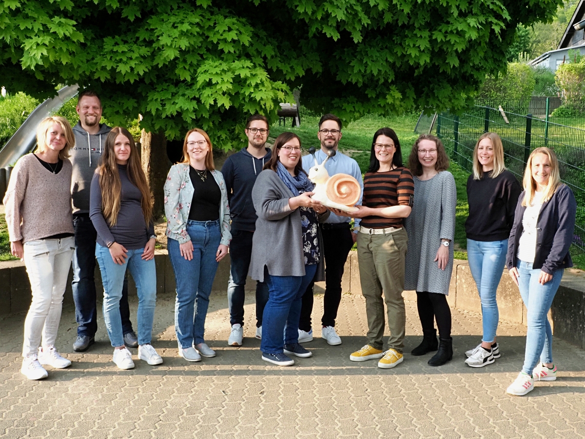 Mit der bisherigen Vorsitzenden Tina Wiederstein wurde das Symbol des Kita-Frdervereins, die Spendenschnecke, an das neue Team bergeben, dem Saskia Wolf (Gemnden) vorsteht, von links:  Miriam Lietke, Jens Dalter, Sara Dillbahner, Catharina Menges, Joel Corona-Lopez, Saskia Wolf (neue Vorsitzende) sowie Kai Schimitzek und das Vorgngerteam: Tina Wiederstein, Katrin Weiland, Anna Mies, Jenny Thoma. Es fehlen Erika Schndorf, Dominik Zorn und Natascha Zorn. (Foto: Ev. Kita "Pfarrer Ninck")