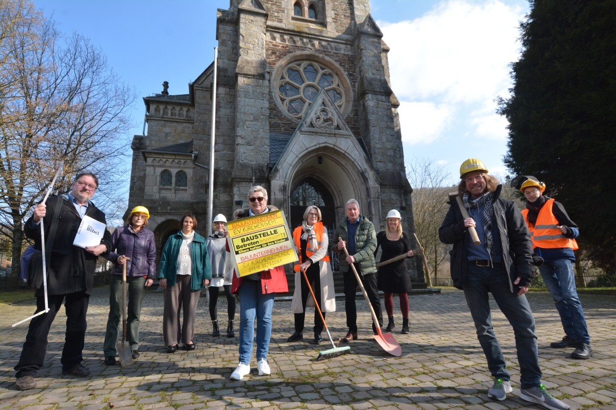 Fr die Vorstellung der Gemeindewerkstatt stellten sich Pfarrer Heinz-Gnther Brinken und Pfarrerin Anja Karthuser mit dem Presbyterium in Arbeitskluft und Werkzeug vor der Kreuzkirche auf - denn: "Es gibt viel zu tun! Packen wir es an!" (Foto: tt)