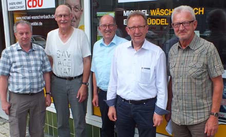 Sehen in der Siegstrecke die Verbindung der Wirtschaftsrume Sdwestfalen und Kln, von links: Norbert Profus, Hermann Mller, MdL Michael Wschenbach, MdB Erwin Rddel und Hans-Ulrich Schumann. Foto: Reinhard Vanderfuhr / Bro Rdde