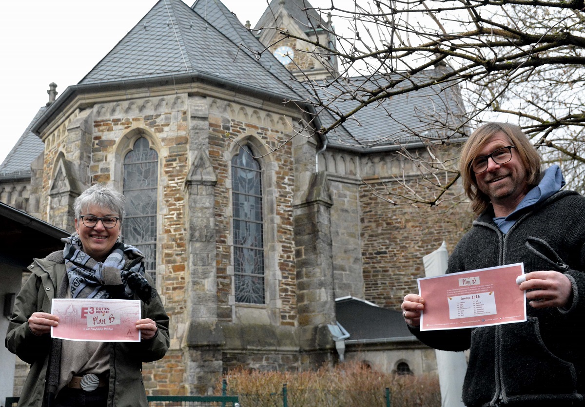 Etabliertes Format, aber neue Flyer und neues Thema: Bei den E-Gottesdiensten geht es in der nchsten Runde um Plan B. Sabine Rudolf und Eckart prsentieren die Flyer vor der ev. Kreuzkirche. Foto: (tt)