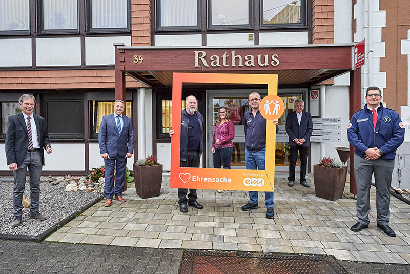 Norbert Rausch bergibt den Spendenbetrag zusammen mit Hans-Werner Breithausen an die DLRG-Ortsgruppen und DRK-Ortsvereine. Foto: EVM/Ditscher