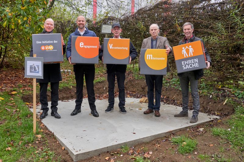 Norbert Rausch bergibt den Spendenbetrag zusammen mit Brgermeister Thilo Becker an Winfried Schlotter vom Frderkreis. Zustzlich zu der Geldspende gibt es neue EVM-Sitzwrfel. Foto: EVM/Sascha Ditscher