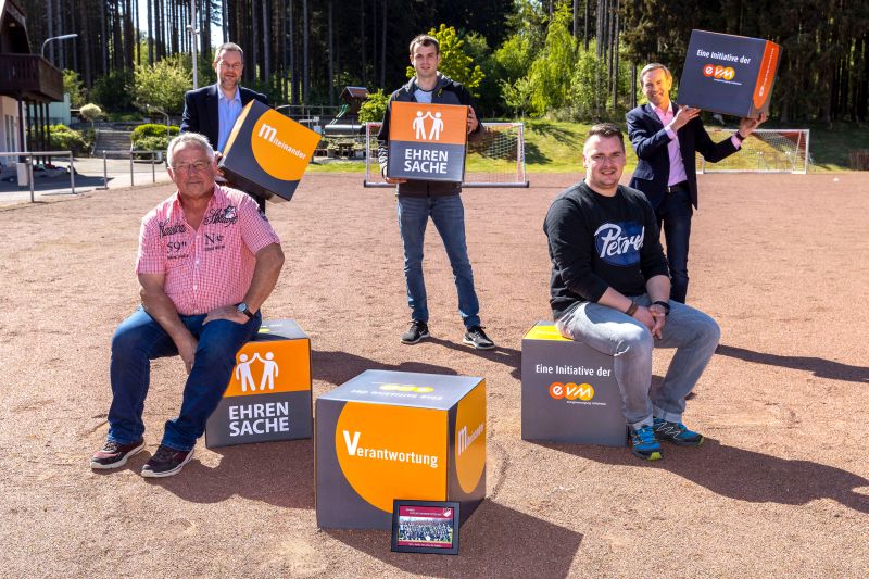 Norbert Rausch bergibt den Spendenbetrag gemeinsam mit Brgermeister Markus Hof an die begnstigten Vereine. Zustzlich gab es noch neue evm-Sitzwrfel. Foto: evm/Rder-Moldenhauer