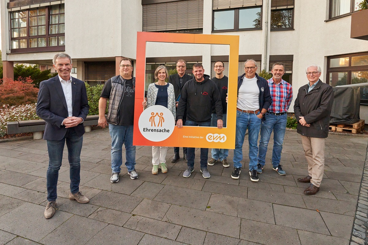 Norbert Rausch (evm) bergibt den Spendenbetrag zusammen mit dem Brgermeister der Verbandsgemeinde, Volker Mendel, an die begnstigten Vereine. (Foto: evm/Ditscher)