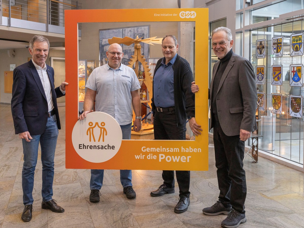 Norbert Rausch von der evm bergibt den Spendenbetrag gemeinsam mit Brgermeister Andreas Heidrich an die Vertreterinnen und Vertreter der begnstigten Vereine. (Foto: evm/ Bettina Rder Moldenhauer)