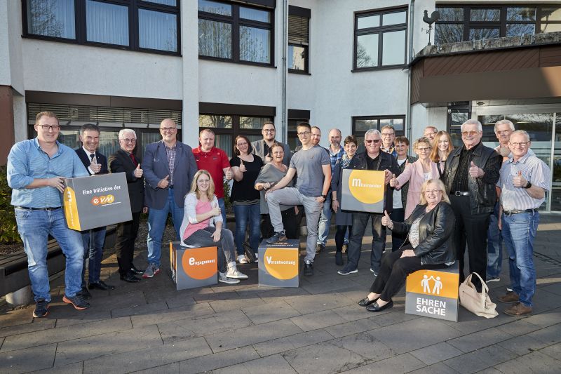 Norbert Rausch bergibt den Spendenbetrag zusammen mit Brgermeister Volker Mendel an die begnstigten Vereine. Zustzlich gab es noch neue EVM-Sitzwrfel. Foto: EVM/Ditscher