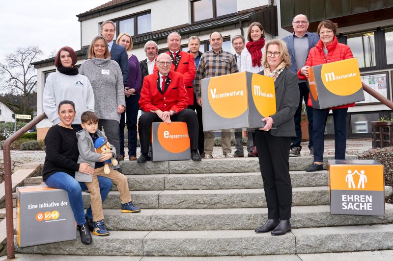 Norbert Rausch bergibt den Spendenbetrag gemeinsam mit Brgermeister Michael Merz an die Vereine. Zustzlich gab es noch neue EVM-Sitzwrfel. Quelle: EVM/Ditscher