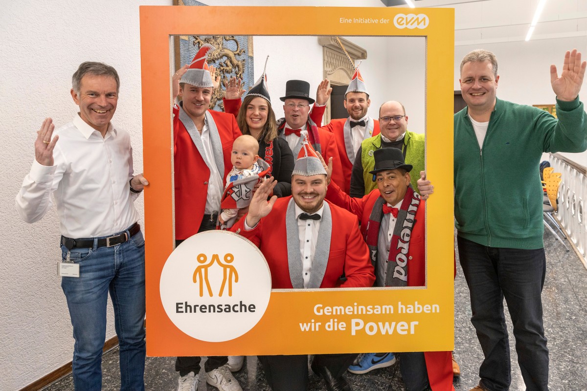 Norbert Rausch von der evm bergibt den Spendenbetrag gemeinsam mit Brgermeister Gerrit Mller an die Vertreterinnen und Vertreter der begnstigten Vereine. (Foto: evm/ Bettina Rder Moldenhauer)