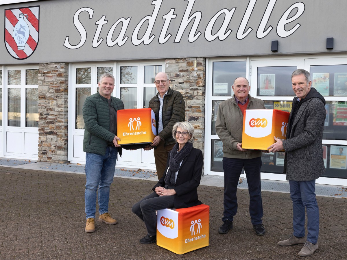 Norbert Rausch von der evm bergibt den Spendenbetrag gemeinsam mit dem Ersten Beigeordneten Wolfgang Zirfas an Berthold Steudter, Andr Heuser und Angelika Nobach-Hedtrich vom Kulturkreis. (Foto: Rder-Moldenhauer)