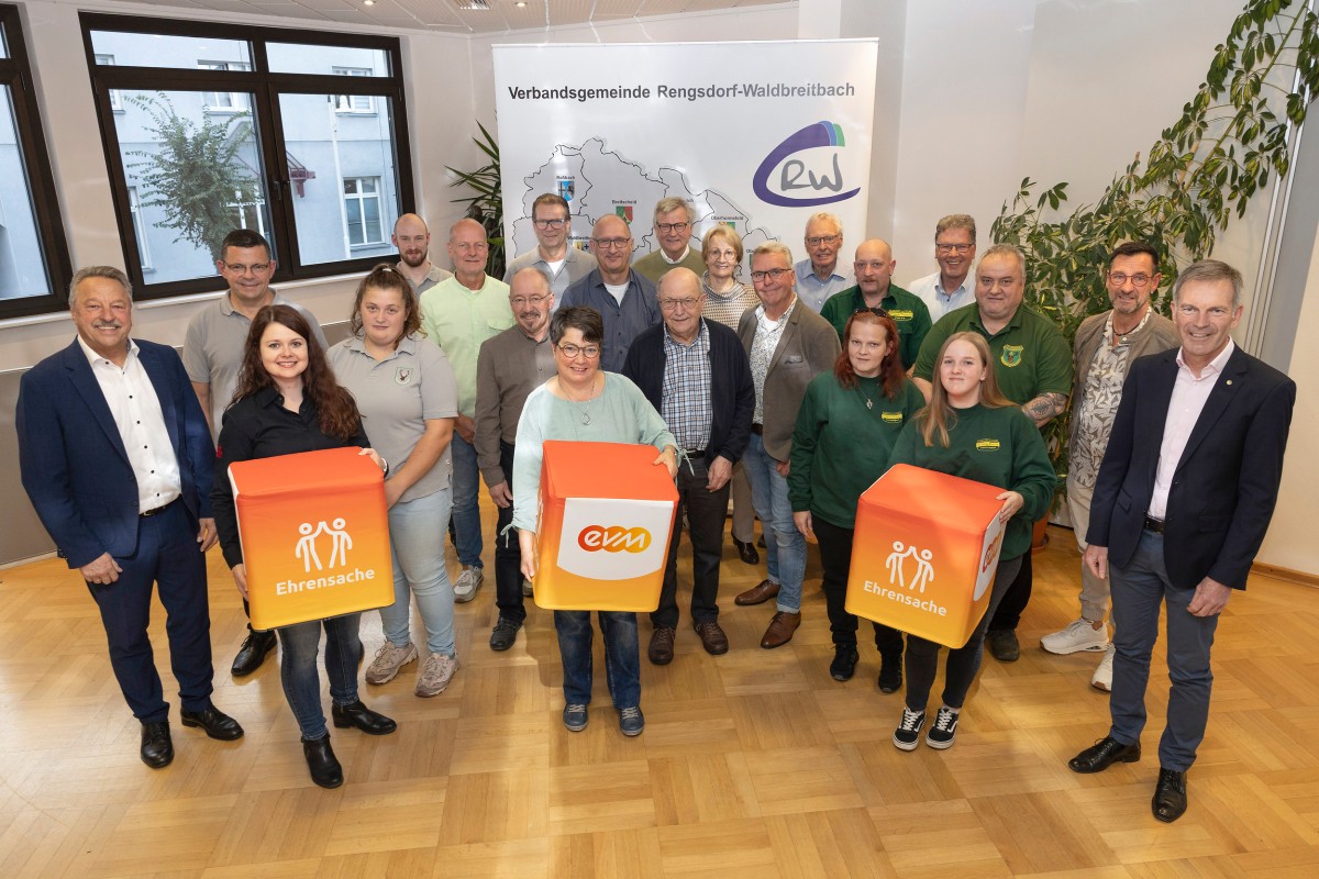 Norbert Rausch von der evm bergibt den Spendenbetrag gemeinsam mit Brgermeister Hans-Werner Breithausen an die Vertreter und Vertreterinnen der Schtzenvereine. (Foto: evm/Bettina Rder-Moldenhauer)