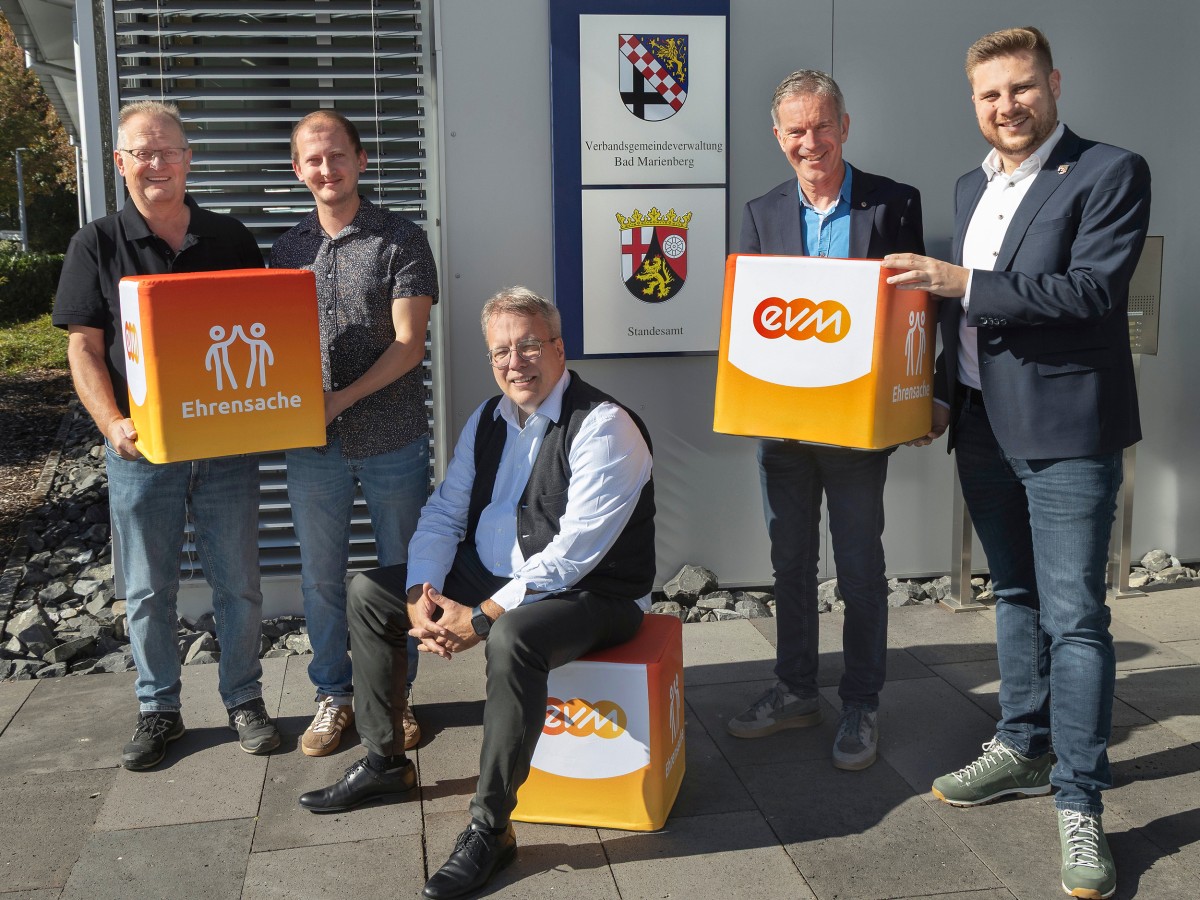 Norbert Rausch von der evm �bergab den Spendenbetrag gemeinsam mit B�rgermeister Marvin Kraus an die Vertreterinnen und Vertreter der Vereine. (Foto: evm/ Bettina R�der-Moldenhauer)