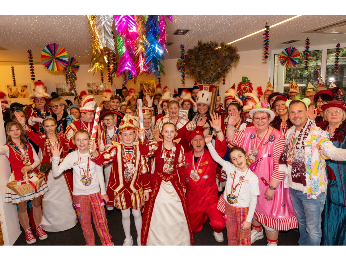 Die evm-Gruppe empfing die Tollit�tenpaare aus Linz und Kripp sowie das Kripper Dreigestirn am Netzstandort der enm in Linz am Rhein. (Foto: Frank Homann/evm)