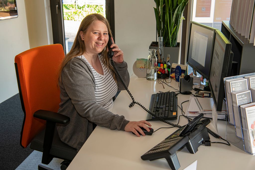 Kundenservice wird bei der evm grogeschrieben. Manuela Klein und ihre Kollegen stehen Kunden bei allen Fragen rund um die Energieversorgung beratend zur Seite. Foto: Peter Seydel/evm