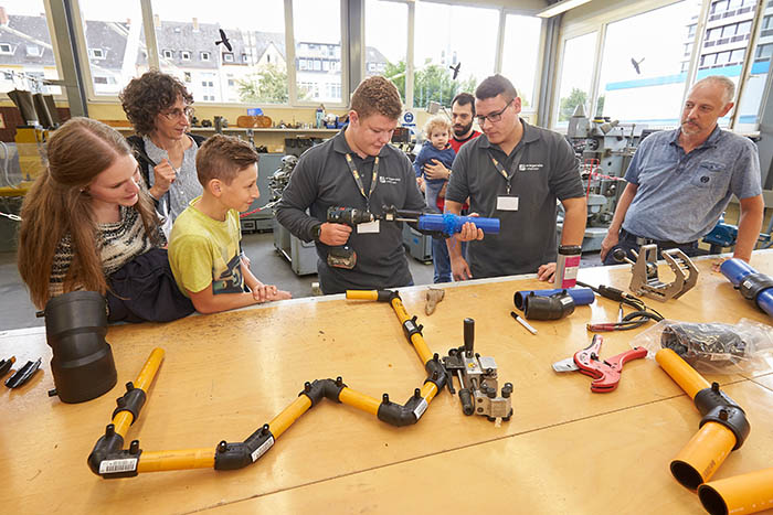 Lten, Biegen, Reinschnuppern: Am Tag der Ausbildung gibt es fr Besucher einiges zu entdecken. Foto: evm/Frey