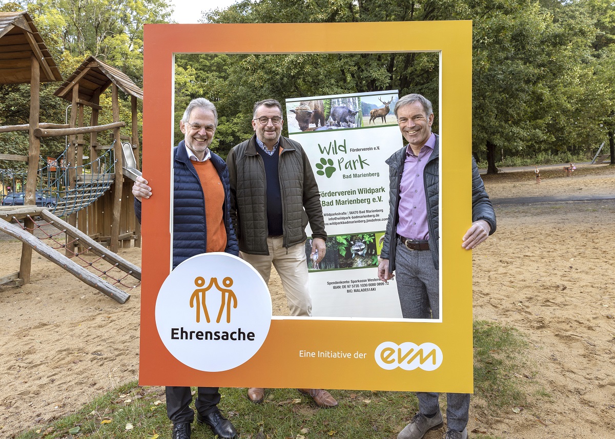 Norbert Rausch von der evm bergibt den Spendenbetrag zusammen mit Brgermeister Andreas Heidrich an den Vorsitzenden des Frdervereins Wildpark Bad Marienberg Stefan Weber. (Foto: evm/Rder-Moldenhauer)