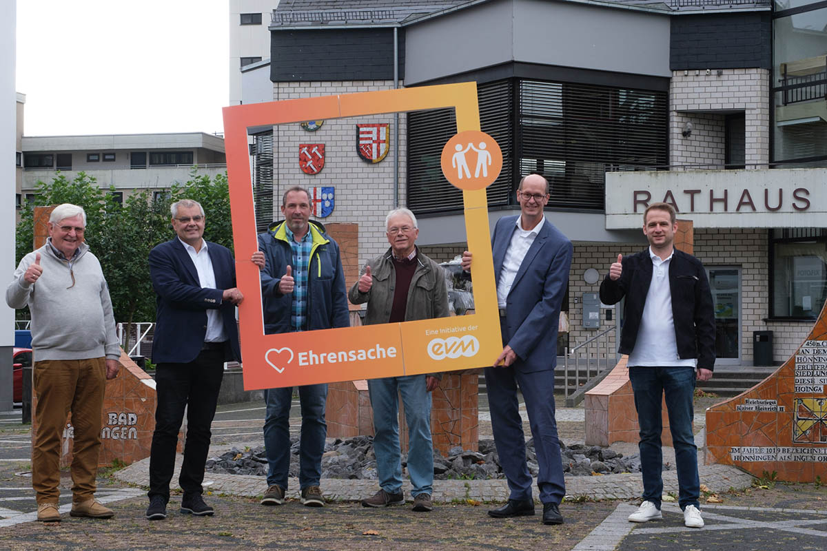 Theo Schrder bergibt den Spendenbetrag zusammen mit Brgermeister Jan Ermtraud an die Vertreter der Vereine. Foto: EVM/Homann