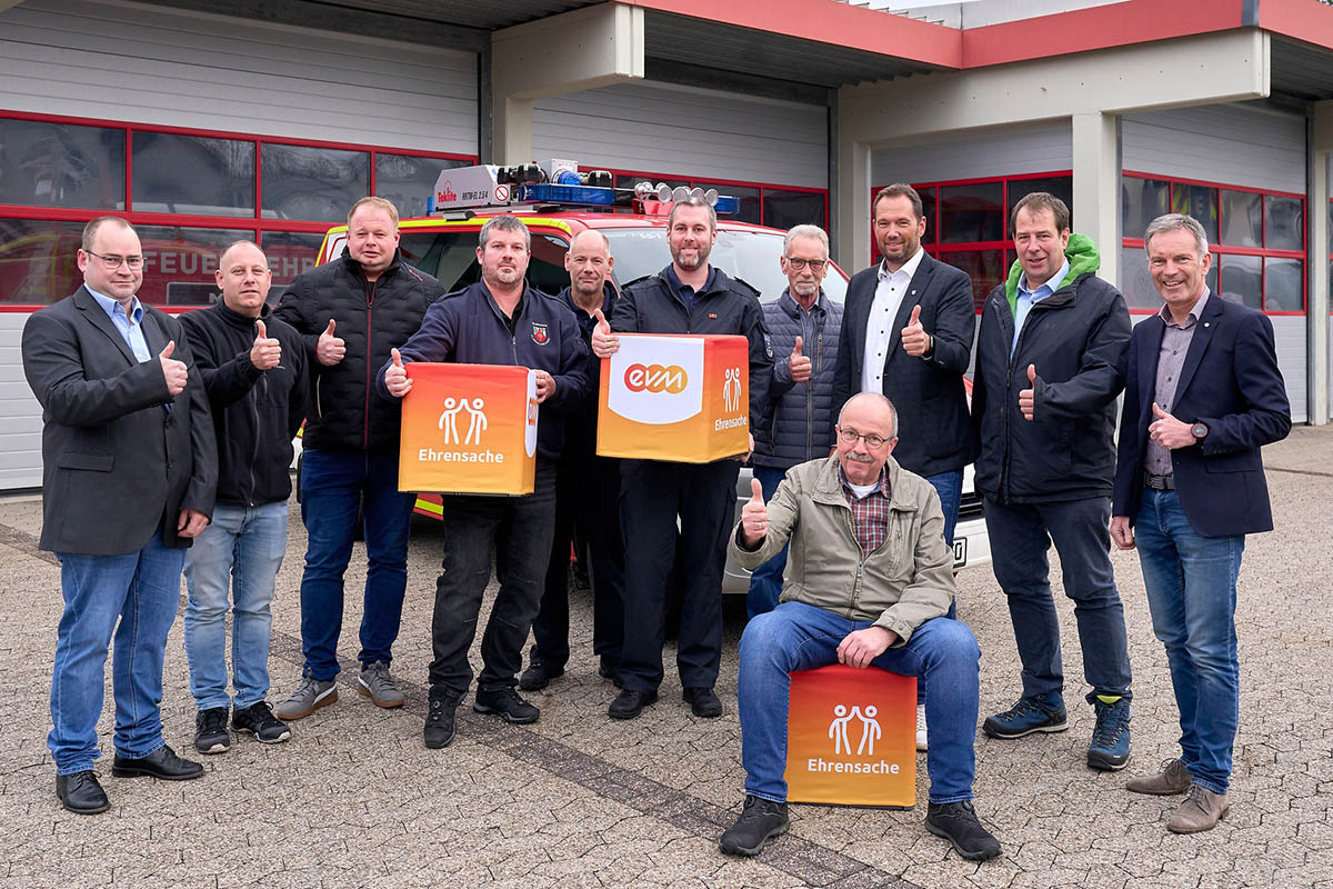 Norbert Rausch von der EVM bergibt den Spendenbetrag gemeinsam mit Brgermeister Manuel Seiler an die Vertreter der Freiwilligen Feuerwehren. Foto: evm/Sascha Ditscher
