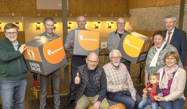 Norbert Rausch (2. von links) bergibt den Spendenbetrag zusammen mit dem Ersten Beigeordneten Heinz Dber (hinten rechts) an die Vereine. (Foto: EVM/Rder-Moldenhauer)