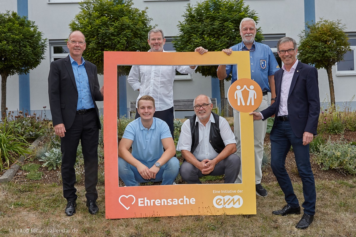 Norbert Rausch (evm) bergibt den Spendenbetrag zusammen mit dem Brgermeister der Verbandsgemeinde, Thilo Becker, an die begnstigten Vereine. (Foto: evm/Matthias Brand)