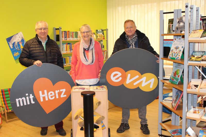 Brgermeister Wilfried Oettgen, Bibliotheksleiterin Heidrun Simon und Harald Satorius von der EVM in der vor kurzem erffneten Bcherei im Gemeindezentrum Robach/WW. Foto: EVM.