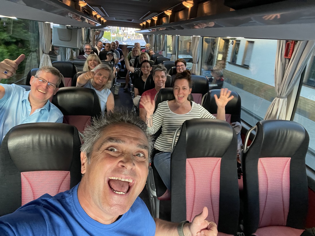 Roberto Capitoni begeisterte die Teilnehmer der dritten evm-Comedy-Bustour am Rhein. (Foto: evm)