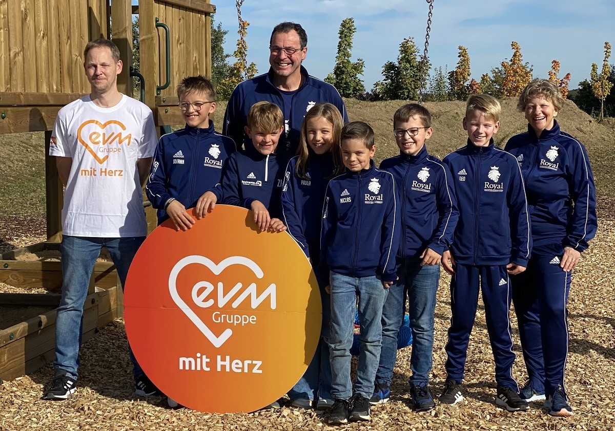 Steffen Haberstock und Trainer Gerhard Born freuen sich mit einigen Kindern der D-Jugend des SV Welschneudorf ber den neuen Spielturm am Sportgelnde. (Foto: evm)