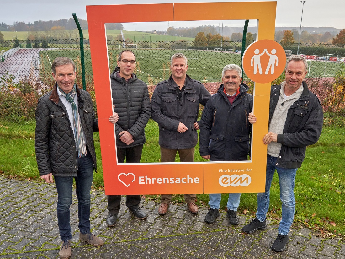 Norbert Rausch (evm) bergibt den Spendenbetrag zusammen mit Brgermeister Michael Merz an (v.l.) Roland Pietsch (Spvgg. Haiderbach), Andr Heuser (Spvgg. 1912 Ransbach) und Hseyin Yilmaz (SV Trkiyemspor)(Foto: Sascha Ditscher)