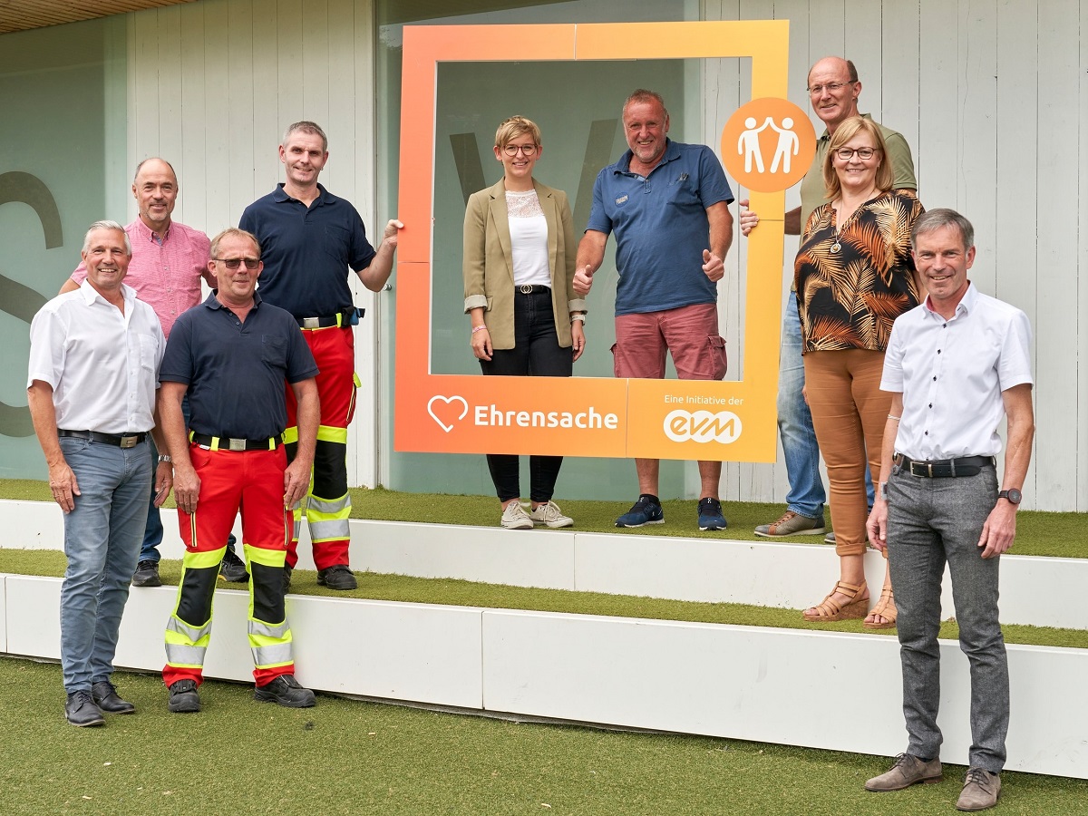 Norbert Rausch (evm) bergibt den Spendenbetrag zusammen mit dem Brgermeister der Verbandsgemeinde, Klaus Ltkefedder, an die begnstigten Vereine und die Freiwillige Feuerwehr Weltersburg. (Foto: Sascha Ditscher / Quelle: evm)