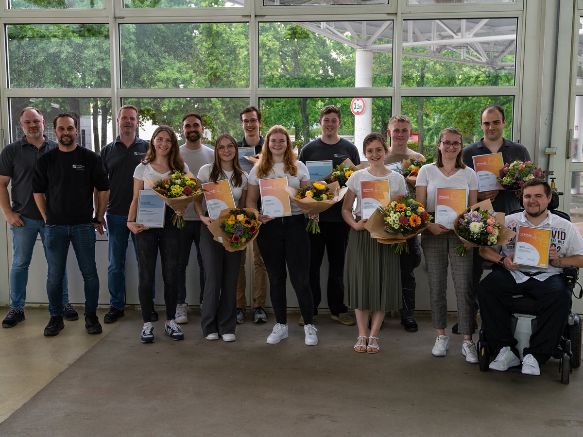 Freuen sich ber den erfolgreichen Ausbildungsabschluss: (Obere Reihe von links) Ausbilder Florian Arzbcher, Benedikt Knauf, Joachim Mallmann, Nico Sartorius sowie die Azubis Elias Hfer, Henri Jacquemin, Alexander Goedert, Lionel Rademacher. (Untere Reihe von links): Elisa Rausch, Ricarda Gottschling, Julia Knappe, Laura Fast, Caroline Ohlig, Tim Treidy. (Foto: evm/Niklas Oster)