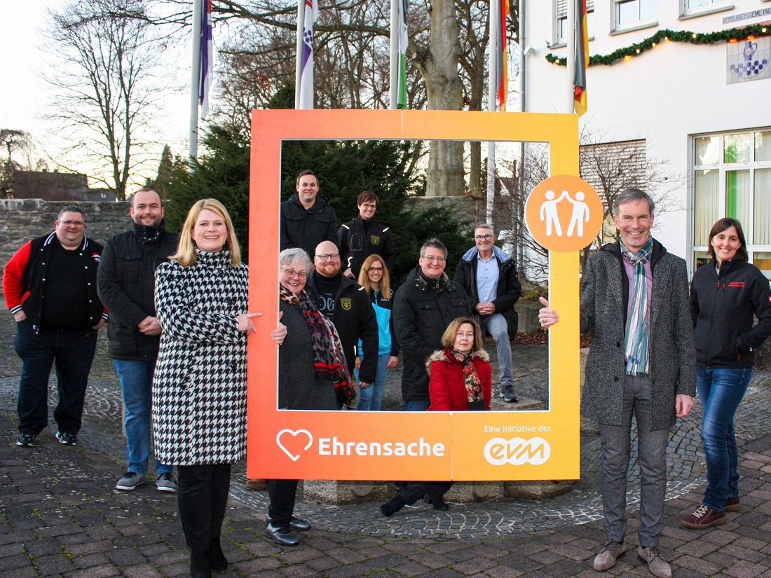 Frhliche Gesichter bei der Spendenbergabe. (Foto: Wolfgang Rabsch)