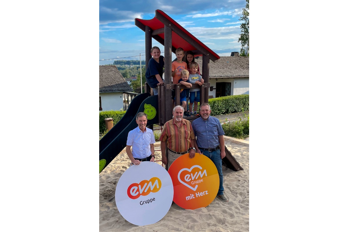 Freuen sich mit den Kindern vor Ort ber die neue Grnanlage Aussichtsbalkon in der Hochstrae mit neuer Spielkombination: Raimund Hahn, Thorsten Hahn und Norbert Rausch, Kommunalbetreuer evm. (Foto: evm)