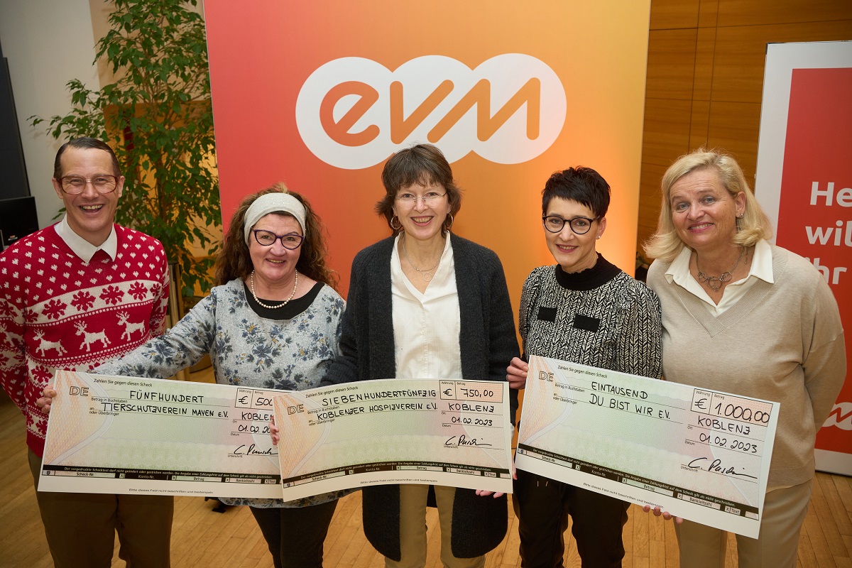 Dirk Zimmer alias Willi Naumann vom Comedy-Duo Willi und Ernst bergibt die Spendenbetrge gemeinsam mit Christiane Paschakarnis von der evm an die Spendenempfnger Michaela Schmidt (DU bist WIR e.V /2. Vorsitzende); Ina Rohlandt (Koblenzer Hospizverein e.V./Geschftsfhrerin); Ruth Drieen (Tierschutzverein Mayen/Tierheimleiterin). (Foto: Thomas Frey/evm)