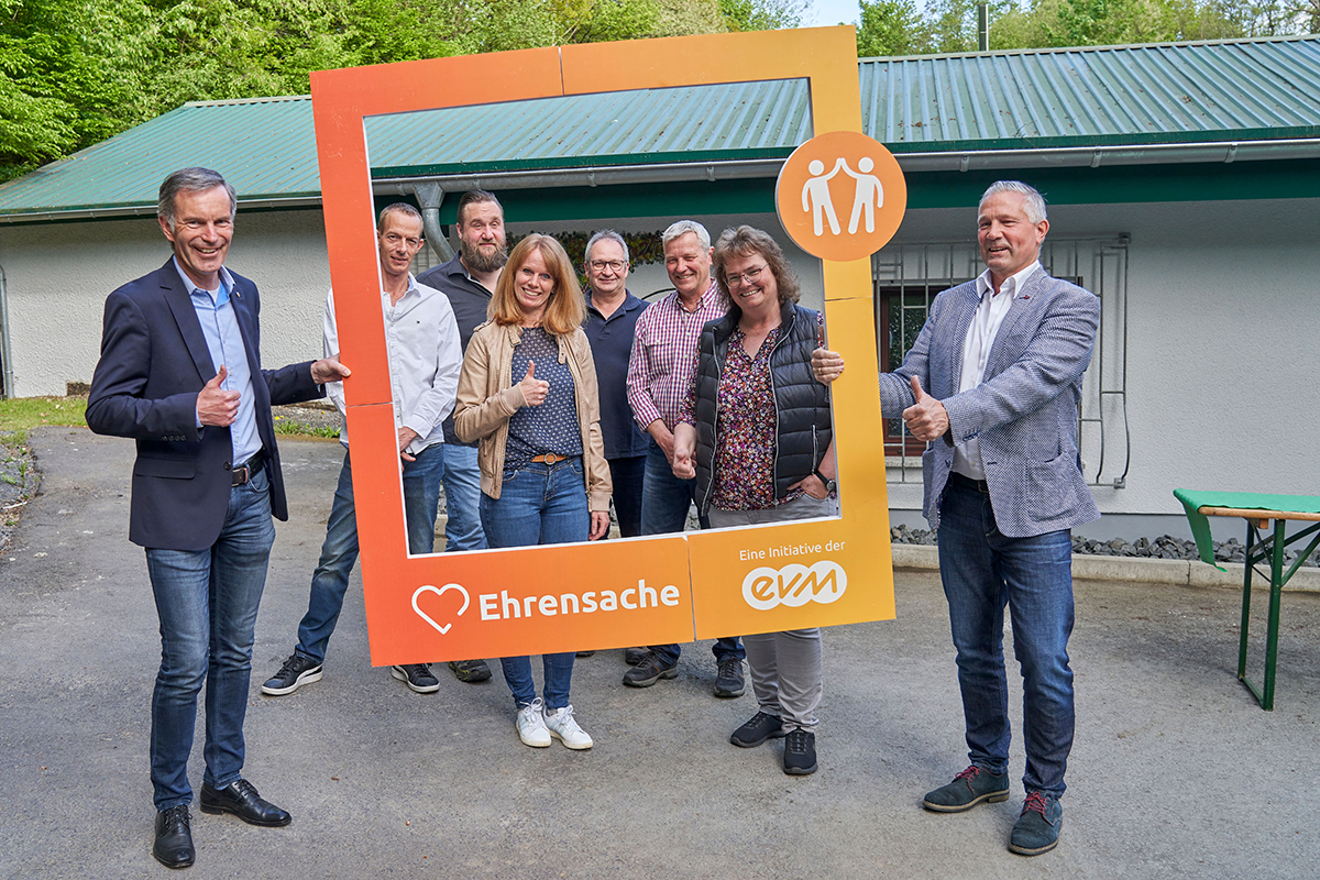 Norbert Rausch (evm) bergibt den Spendenbetrag zusammen mit dem Brgermeister der Verbandsgemeinde, Klaus Ltkefedder, an die begnstigten Vereine. Foto: evm/Sascha Ditscher