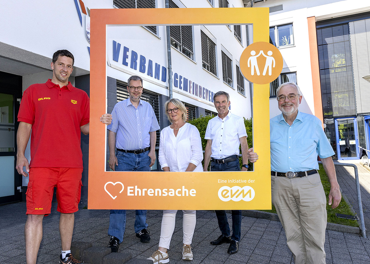 Norbert Rausch (evm) bergibt den Spendenbetrag zusammen mit dem Brgermeister der Verbandsgemeinde, Markus Hof, an die begnstigten Institutionen. Foto: evm/Bettina Rder-Moldenhauer