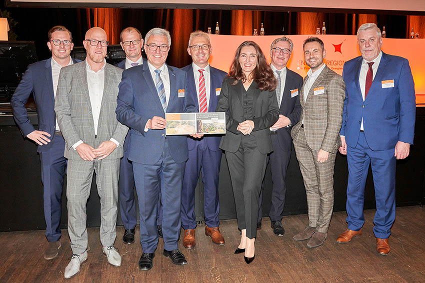 Diskutierten ber Smart Citys: (von links) Christian Jochemich, Christian Schrder, Stefan Kapferer, Schirmherr Roger Lewentz, Josef Rnz, Prof. Dr. Chirine Etezadzadeh, Bernd Wieczorek, David Langner und Norbert Tessmer. Foto: Sascha Ditscher/evm