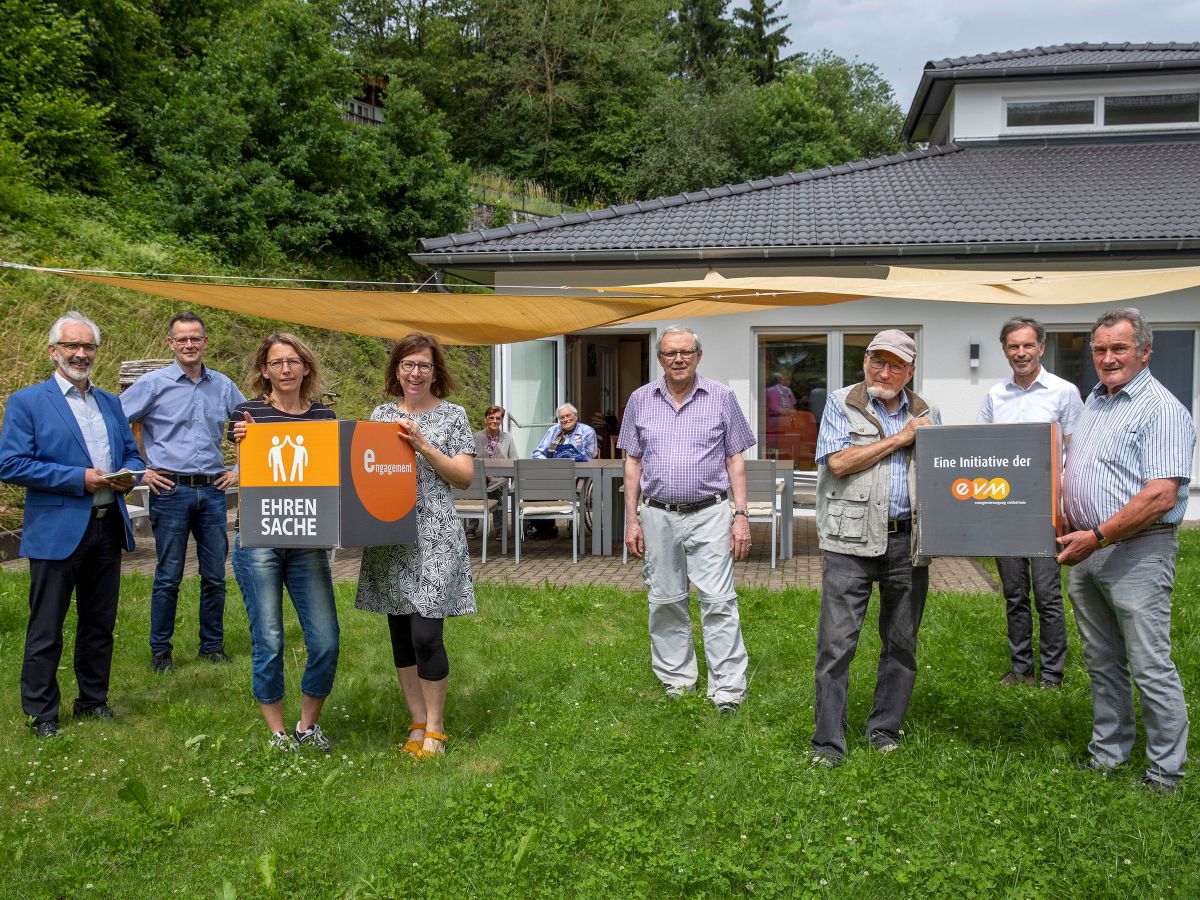 Norbert Rausch (EVM) bergibt den Spendenbetrag zusammen mit dem Brgermeister der Verbandsgemeinde, Wolfgang Schneider, an die begnstigten Vereine und den Tagestreff Kronenburg. (Foto: EVM/Rder Moldenhauer)