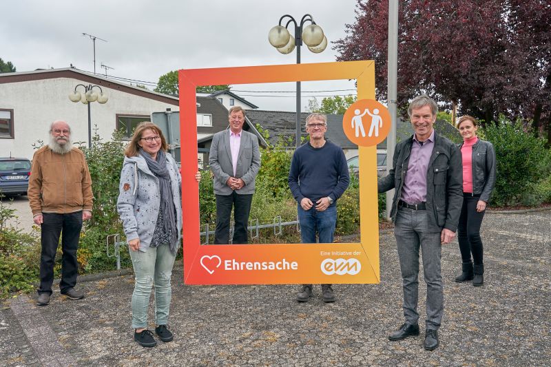 Norbert Rausch bergibt den Spendenbetrag zusammen mit Brgermeister Horst Rasbach an die Vertreter der Schulfrdervereine. Quelle: evm/Ditscher