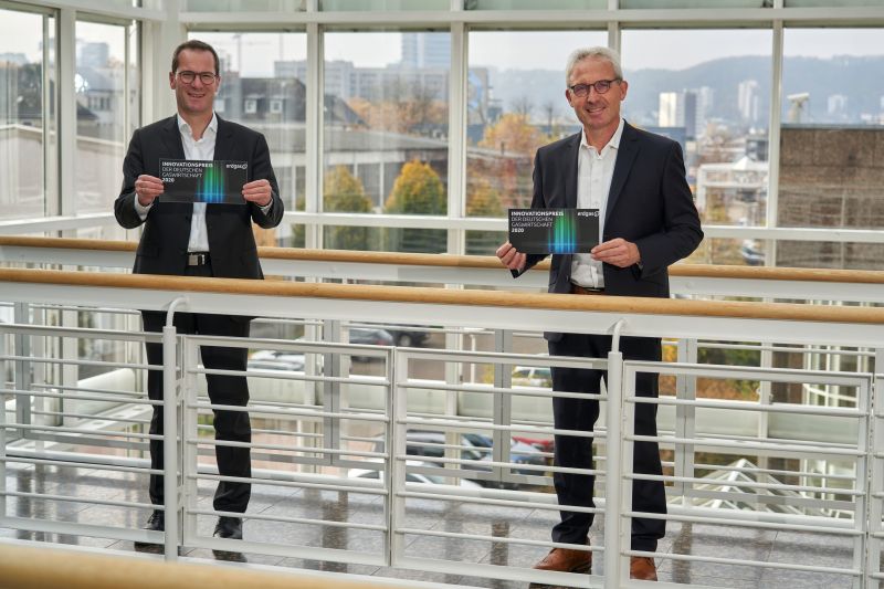 Vorstandsvorsitzender Josef Rnz (rechts) und der Geschftsfhrer der Netzgesellschaft, Dr. Andreas Hoffknecht, freuen sich ber die Auszeichnung. Foto: Sascha Ditscher/evm