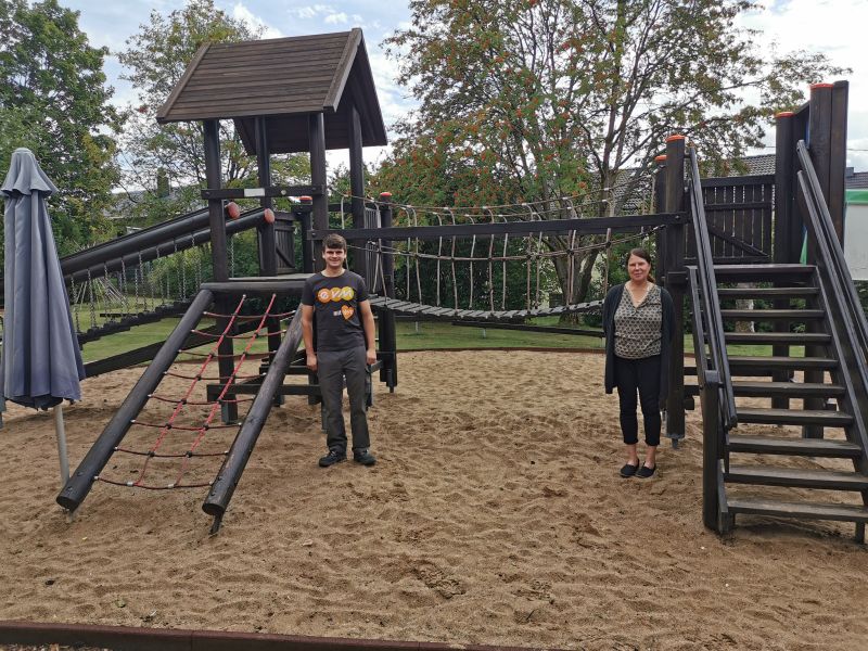 Thomas Gooens und Kita-Leiterin Britta Schmidt freuen sich ber das sanierte Klettergerst der Kindertagessttte Sonnenblumental in Hhn. Foto: evm.