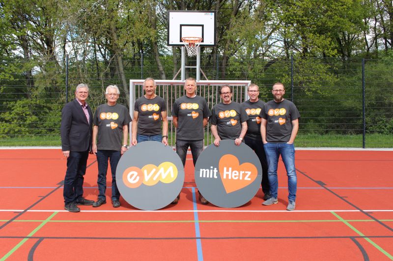 Freuen sich ber das neue Multifunktionsfeld: Ortsbrgermeister Uwe Meyer, Dieter Dornbusch, Karl Wiedenmann, Detlef Girmann, Dietmar Eisenhuth, Herman Sabel und evm-Mitarbeiter Steffen Mies. Foto: EVM.
